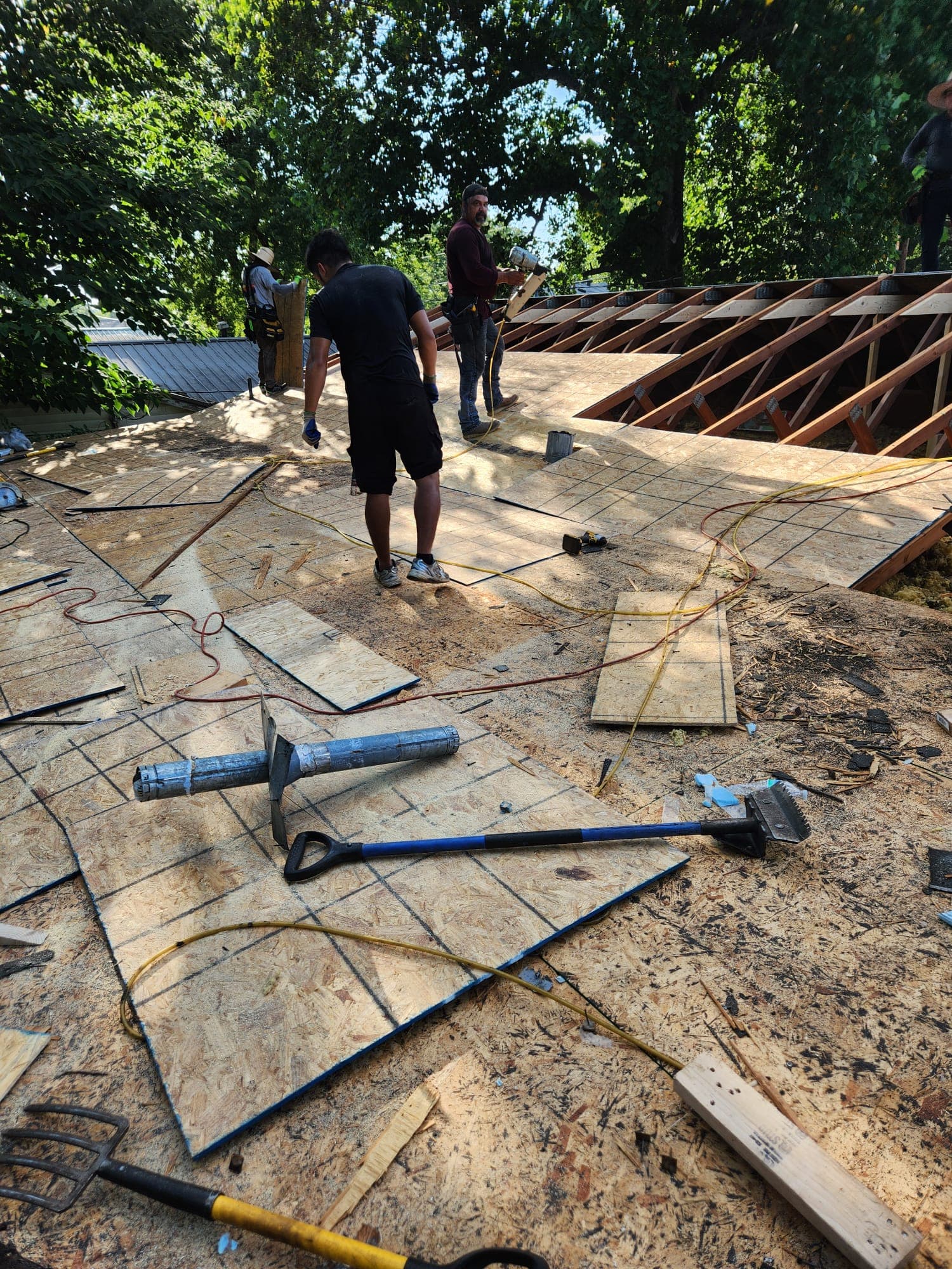 Roofing de seguros: qué puede hacer un contractor y dónde empiezan los problemas legales